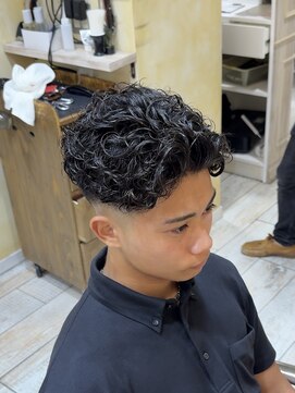 グルーマーズトウキョウ(GROOMER/S TOKYO) ラルフカール　フェード　海外風　センターパート　かきあげ