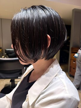 ナチュラル ヘアーデザイニング(Natural hair designing) 艶めく前下がりショートボブで大人横顔美人/ナチュラルショート
