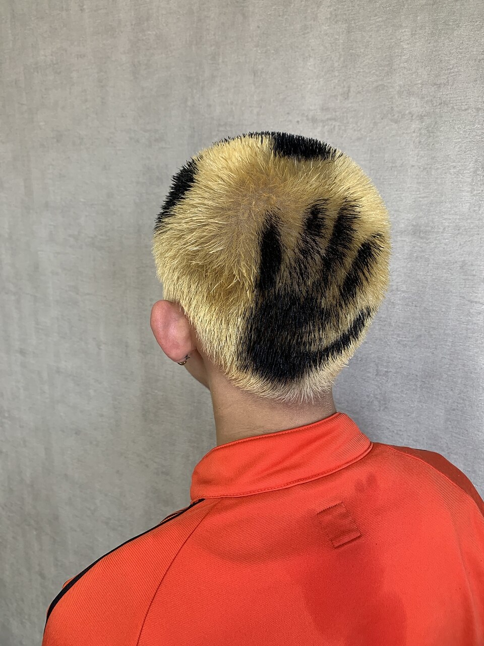 手形デザインカラー 金髪坊主 ダブルカラー ブリーチカラー