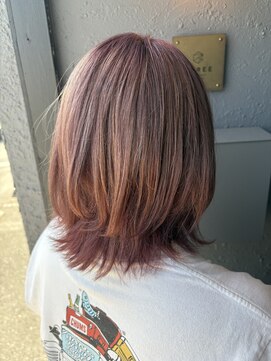 スリー バイ ザサロンフジサワ(THREE by the salon fujisawa) 外はねレイヤー×ピンクベージュ