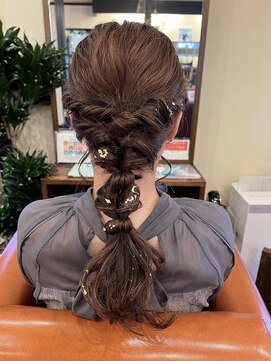 ヘア ミーツ ドレス プレローマ(HAIR meets dress pleroma) ローポニー編みおろし