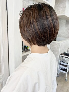 キャアリー(Caary) 福山市Caaryナチュラルストレート簡単スタイリング丸みショート