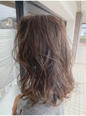 グレージュ×ミディアムレイヤー