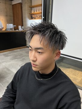 イーラ(era) ホワイトメッシュアップバング短髪束感刈り上げ