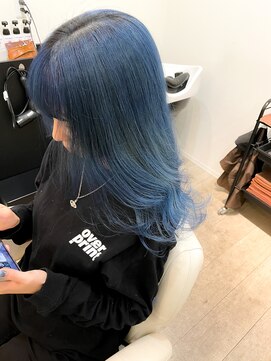 ロンド(ROND) ネイビーブルーのツヤ髪ロング