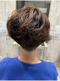 メンズのゆるふわカールショートマッシュ ハイライト ハイトーン