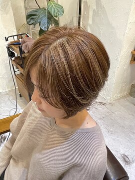 チリンバイロストシティー(Chillin by LOSTCITY) 白髪ぼかしハイライト ショートボブ