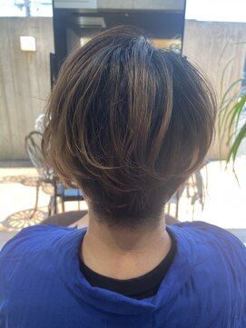 コティ(Kotii) 片方だけ刈り上げたちょっと個性的アシンメトリーショート!