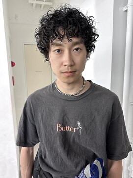 メンズレコ 渋谷(MEN'S LECO) ブルーブラックフェザーパーマ刈り上げセンターパート