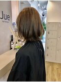 ミルクティグレージュのハイライトの入ったくびれボブ