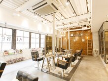 オーブ ヘアー アメリ 柏店(AUBE HAIR ameri)の雰囲気（開放感のある明るい店内で、くつろぎの時間をお過ごしください。）