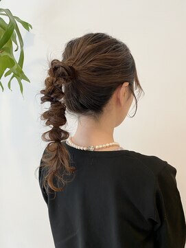 アヴェイル ヒロオ(a'vail Hiroo) 大好評のポニーテール編みおろしヘアセット