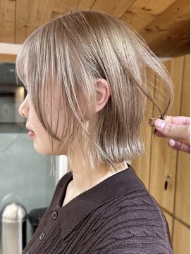 キラ 原宿(KILLA) ホワイトブロンド/ワイドバング/美髪/外ハネボブ/ダブルカラー