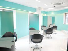 ユー イケブクロ(u Ikebukuro)の雰囲気（8席のティファニーブルーな店内【ダブルカラー/ブリーチ】）