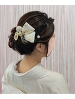 ベルグロー 北新地(BELLEGROW)&nbsp;花飾りタイトシニヨン｜梅田・北新地ヘアセット