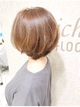 ミッシェル アフロート(michelle afloat) MichelleのラウンドCカーブカット×ふんわり長めショート