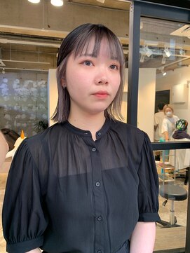 ノーム(norm) ブラック×グレージュのインナーカラー/外はねボブ