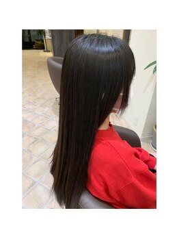 髪のダメージを最小限に抑えたナチュラルなストレートヘアに♪指通り滑らかな、憧れのさら艶髪へ…。