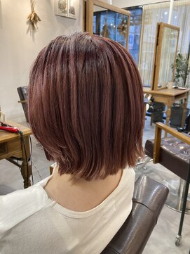 レイリー(LAiLy) コーラルピンク　個性的　プツっと切りっぱなしミディアム