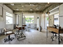 ボボヘアー(BOBO hair)の雰囲気（やわらかな光が差し込む店内）