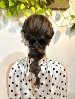 ルームスヘアー(Rooms Hair)&nbsp;上品ルーズな編み下ろしアレンジ