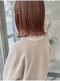 切りっぱなしボブにピンクベージュ。