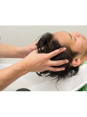 頭皮のニオイや細毛の一因となる過酸化脂質を取り除きうるおいを与え、頭皮環境を整えます。