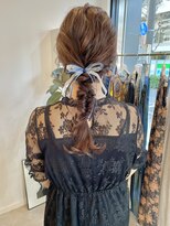 ヘアーアイスカルテット(HAIR ICI QUARTET)&nbsp;20代30代大人可愛いお呼ばれスタイル編みおろしグレージュ