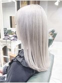 ストレートミディアムヘア　ホワイトグレージュカラー