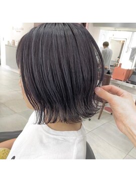 アイユー(ii+U) 外ハネボブ　大人ボブ　ダークグレー　寒色カラー