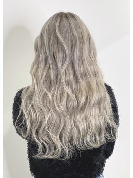 アルマバイロサ(ALMA by ROSA) ハイトーン好き必見!ホワイトシルバー!/担当:RENTA