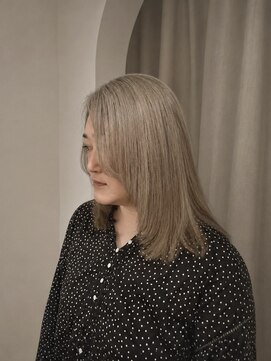 イコル(ikoru) レイヤーカットハイトーンカラーグレージュハッシュカット