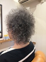 スノウ(snow)&nbsp;アフロな白髪ぼかし