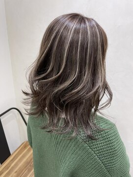 ジゼル(gisele) (稲毛)細めの白髪ぼかしハイライト