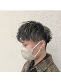 スーツにも合う短髪ツーブロックにさりげないハイライトが◎