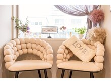 かわいい椅子でお待ち頂きます。