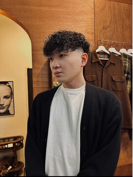 エディ(Edy) カーリーパーマスペインカールスキンフェードメンズパーマ眉毛