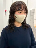 シーン(SCENE)&nbsp;ウルフミディアム 顔周りレイヤー ニュアンスパーマ 癖毛風 30代