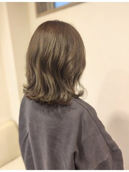 髪に優しい薬剤使用でダメージを抑えつつ、モチも良く、手触りの良いふんわり柔らかパーマが手に入ります♪