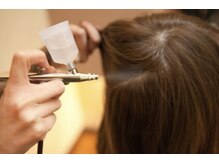 ノンダメージカラーSTEP1★専用のエアブラシでキラ水を頭皮にたっぷり浸透させ頭皮のタンパク質を復元！