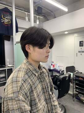 クロムトウキョウ ザ バーバー ネオン 新宿店(CHROM TOKYO the Barber ne/on) センターパートウルフ