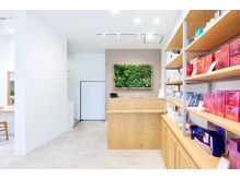 リル 新浜店(LiL)の雰囲気（白を基調とした落ち着いた店内）