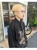 抜きっぱなしブリーチ/刈り上げ前下がりショート