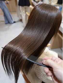 ベルタバイメルク(belta by merc.)の写真/朝の支度が変わる。触れるたび気分が上がるツヤ髪へ◎クセ毛やうねりでお悩みの方必見！