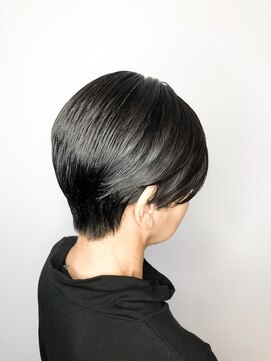 ロッソ 逗子銀座店(ROSSO Zushi-Ginza) 白髪染めをしない自然なグレーヘア×骨格補正ショート