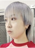 ホワイトシルバー[新宿駅/斜めバング/グレージュカラー]