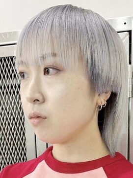 ウィコ 新宿(WICO) ホワイトシルバー[新宿駅/斜めバング/グレージュカラー]