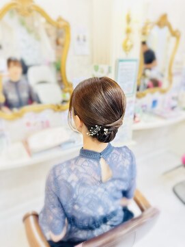 美容室 ティンカーベル きれいめシニヨンヘア