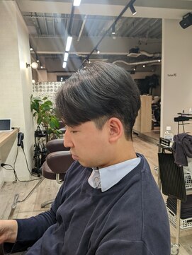 コワファーストナガサキシャンプーボーイ(COIFF1RST NAGASAKI SHAMPOO BOY) 前下りセンターパート×ジョンコナーカット