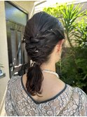 パーマヘアの金箔編みおろしアレンジ